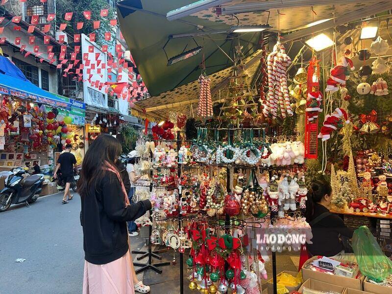 しかし、クリスマスとハロウィンの時期が近いため、一部の店舗では、人々の早期の装飾ニーズを満たすため、また商品が売れ残るリスクを抑えるために、クリスマスの飾りを同時に展示することを選択しています。