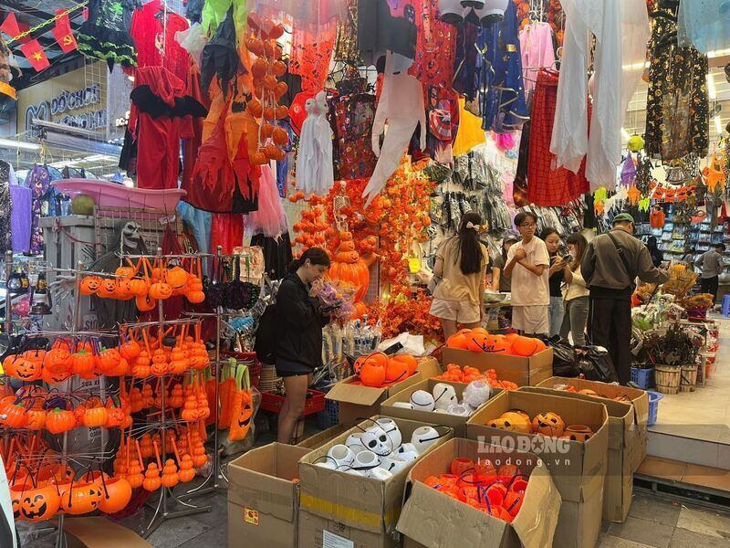 ハロウィンは10月31日に行われます。中秋節が終わったばかりなので、早朝から店員たちはハロウィン用の飾り物やおもちゃを売る準備に忙しくしています。