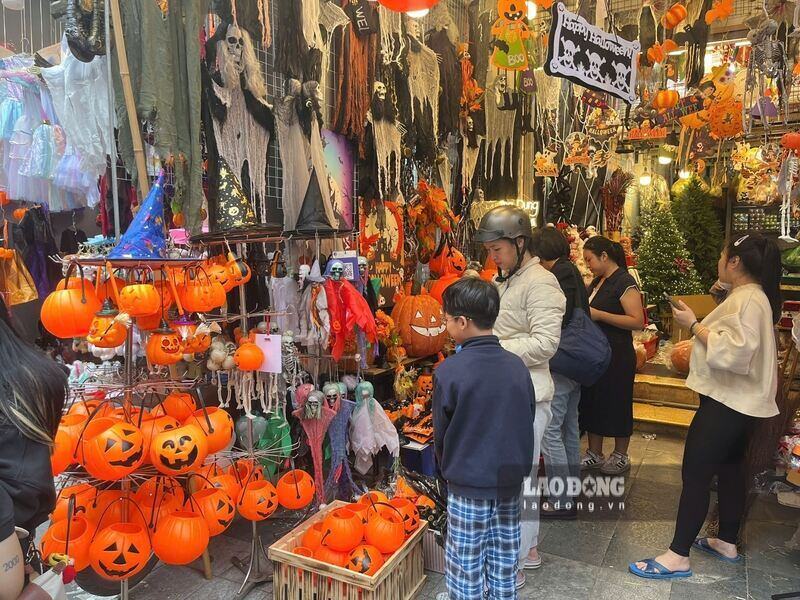 ラオ・ドンさんによると、多くの家庭が、学校のハロウィン仮装祭に合わせて、子供たちをここに連れて来て、自分の好みに合わせて自由に衣装を選ばせているそうです。多くの子供たちのお気に入りアイテムには、カボチャのかごやコスチュームなどがあります。