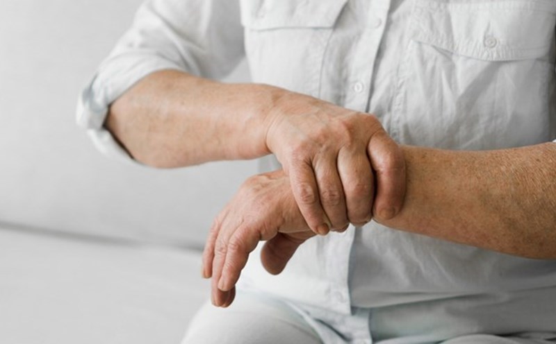 The decreased air pressure puts more pressure on the joints and causes pain. Photo: Thuy Duong