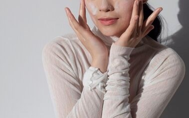 汚染、ほこり、砂糖、化粧品は肌の静かな敵です。写真: トゥイ・ズオン