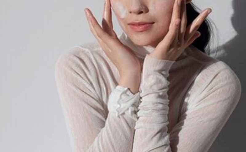 Pollution, dust, sugar and cosmetics, the silent enemy of the skin. Photo: Thuy Duong