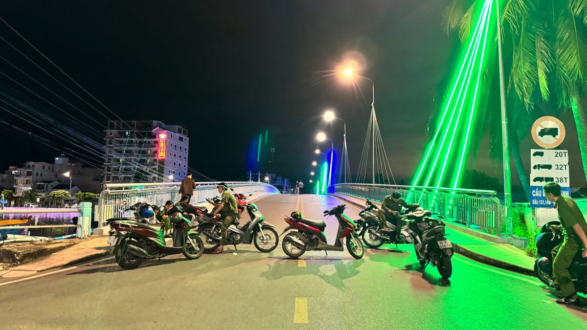 Công an phong toả 2 bên đầu cầu Dục Thanh để khám nghiệm hiện trường vụ án mạng. Ảnh: Duy Tuấn