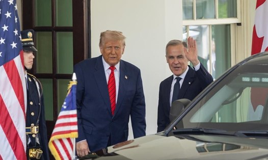 Tổng thống Donald Trump đón Thủ tướng Canada Mark Carney tại Nhà Trắng ngày 6.5.2025. Ngày 25.10, ông Trump tuyên bố tăng thuế với Canada. Ảnh: Xinhua