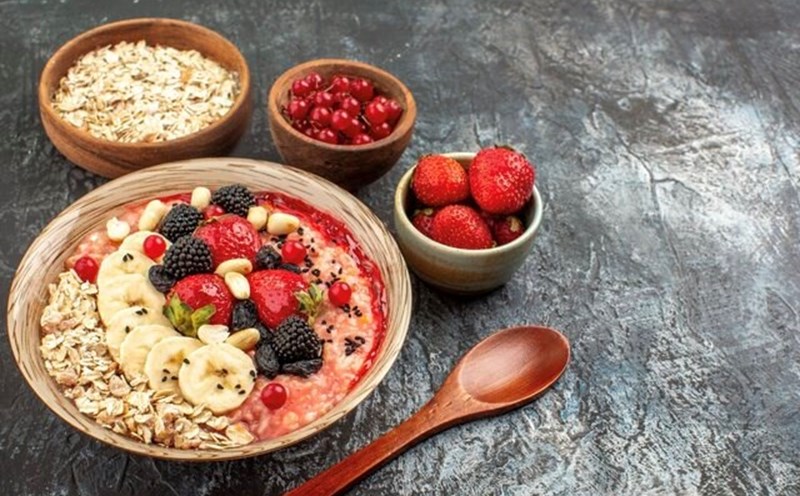 Foods that add sweetness and nutrition to oats. Photo: Thuy Duong