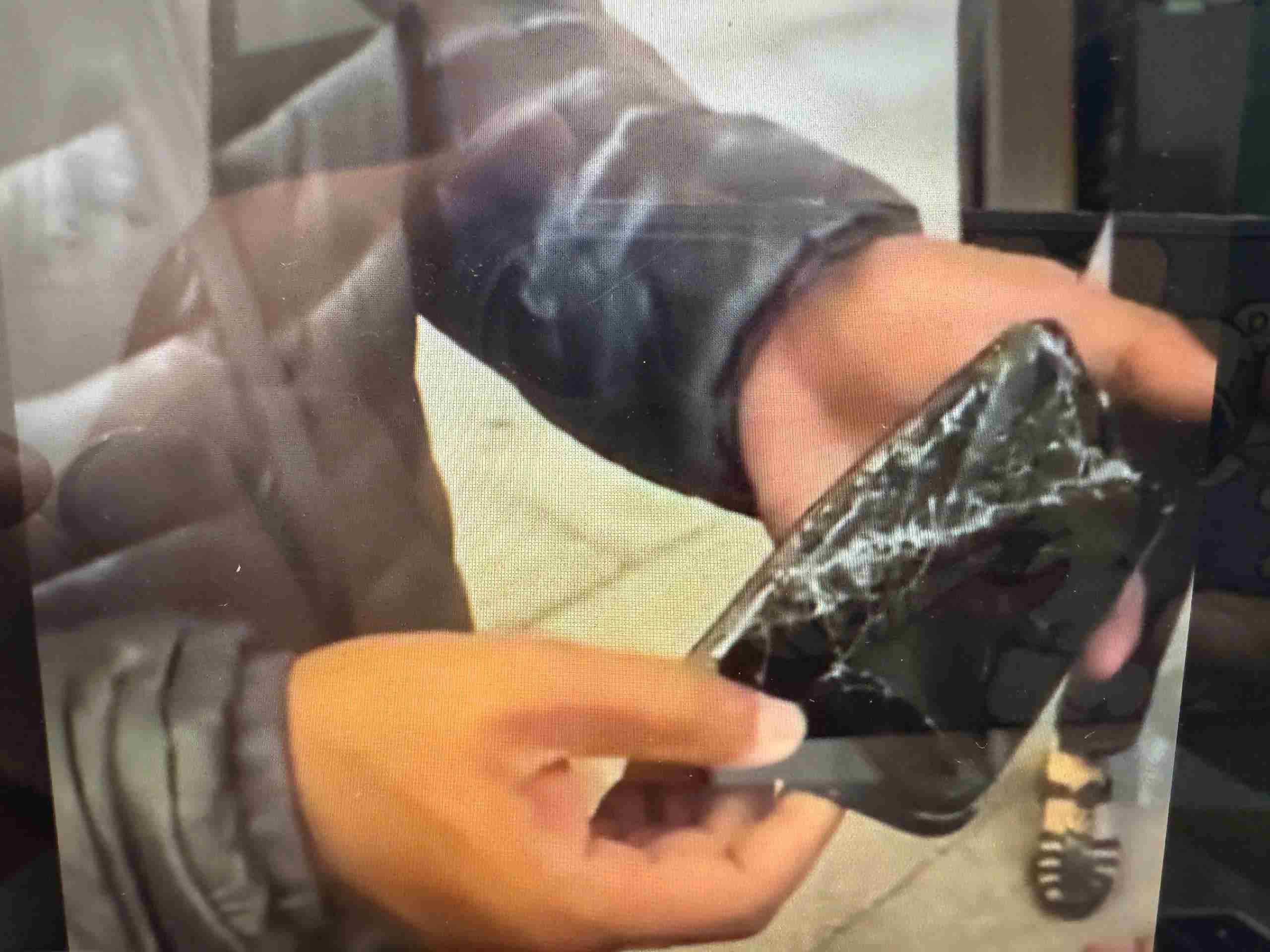 Chiec dien thoai cua tai xe hu hong sau vu viec. Anh: Huu Long