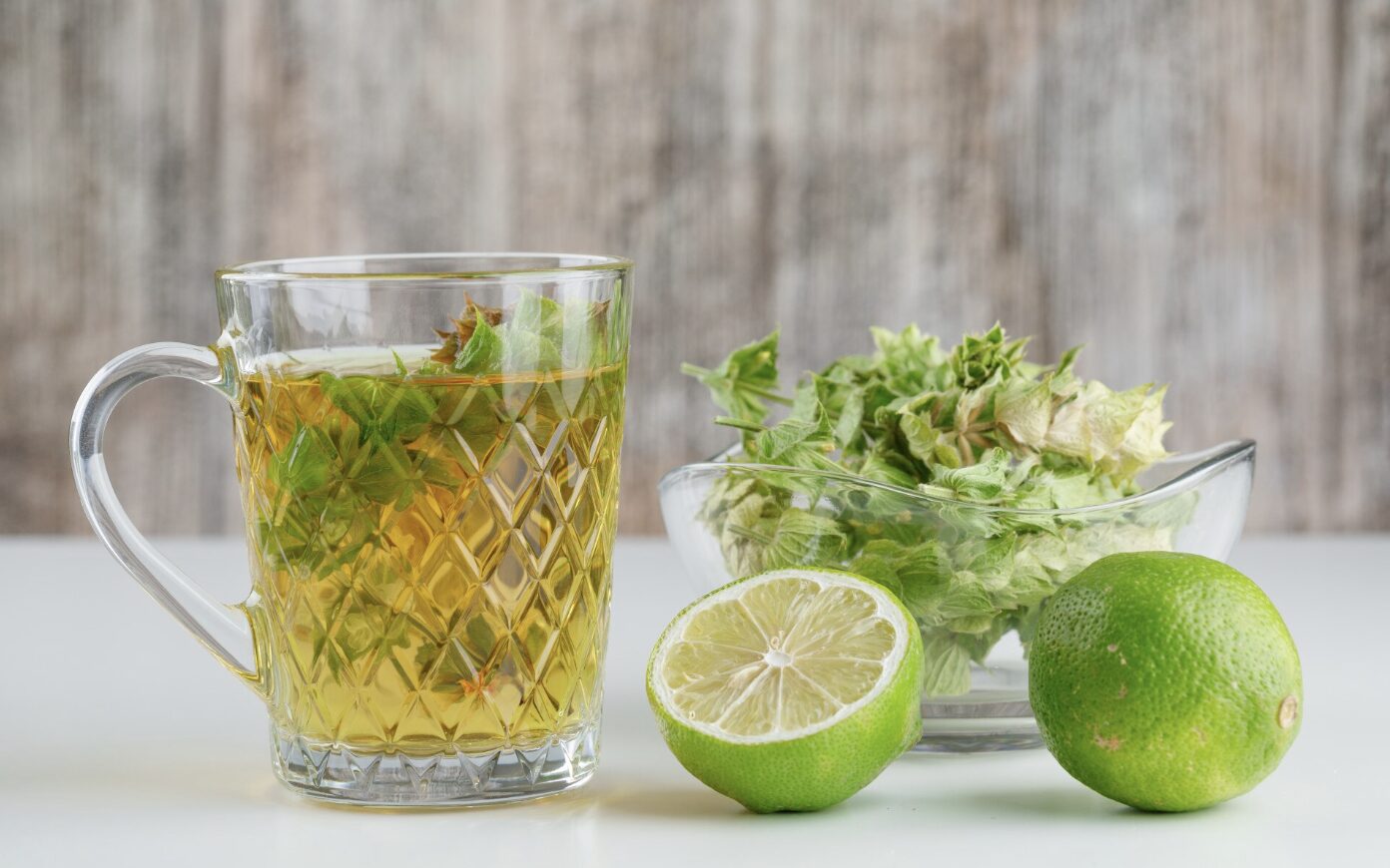 Drinking green tea with lemon helps regulate blood sugar. Photo: Thuy Duong