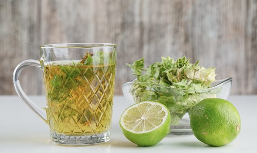 Uống trà xanh với chanh giúp điều hòa đường huyết. Ảnh: Thùy Dương