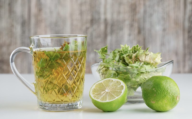 Drinking green tea with lemon helps regulate blood sugar. Photo: Thuy Duong