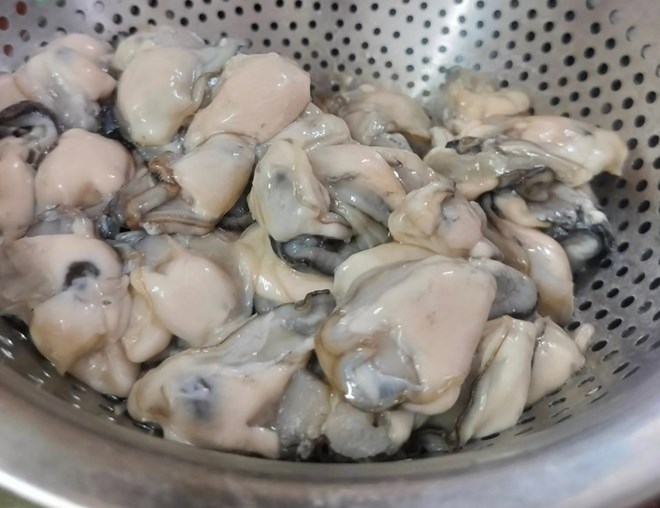 Eating raw oysters can cause food poisoning. Photo: Thuy Duong