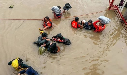 Chu kỳ ENSO (El Nino - La Nina) mạnh khiến mưa lũ có thể xảy ra dồn dập hơn. Ảnh: Ngập lụt do bão Trami tại tỉnh Camarines Sur, Philippines, tháng 10.2024. Ảnh: Xinhua