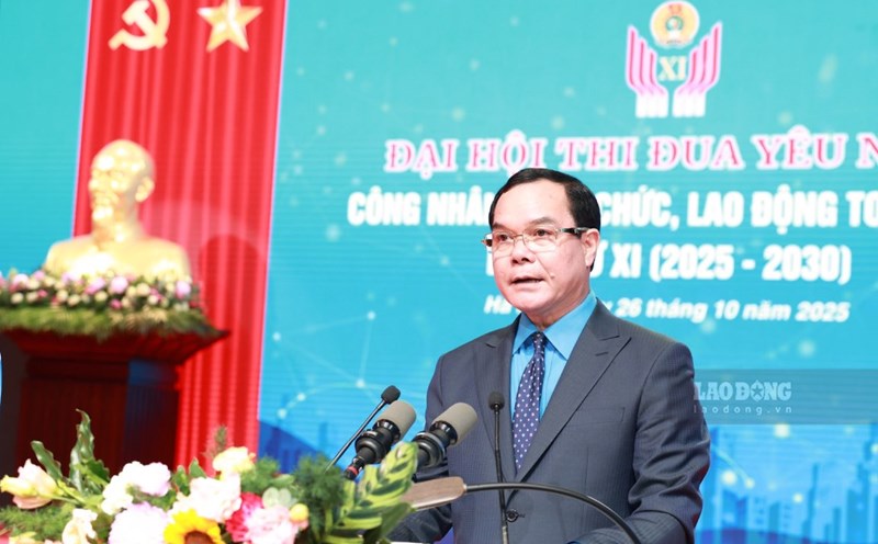 President of the Vietnam General Confederation of Labor Nguyen Dinh Khang spoke at the congress. Photo: Hai Nguyen