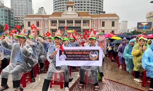 Hàng nghìn khán giả Khánh Hòa cổ vũ cho nhà leo núi Đoàn Thanh Tùng. Ảnh: Phương Linh