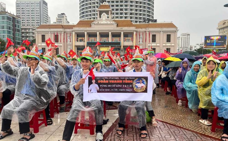 Thousands of Khanh Hoa audiences cheer for climber Doan Thanh Tung. Photo: Phuong Linh