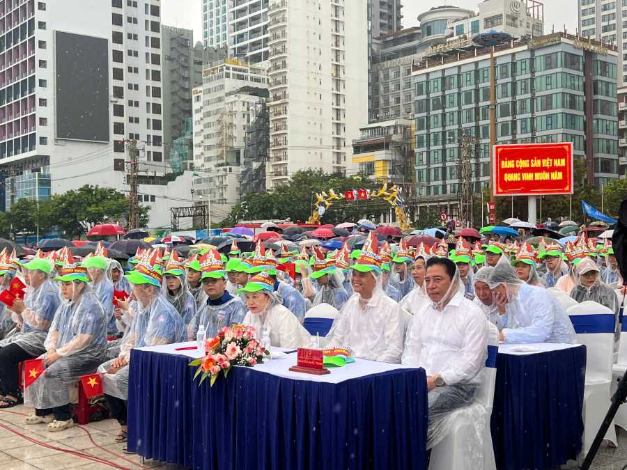 Chu tich UBND tinh Khanh Hoa ong Nguyen Khac Toan cung co vu cho Doan Thanh Tung tu diem cau Khanh Hoa. Anh: Phuong Linh