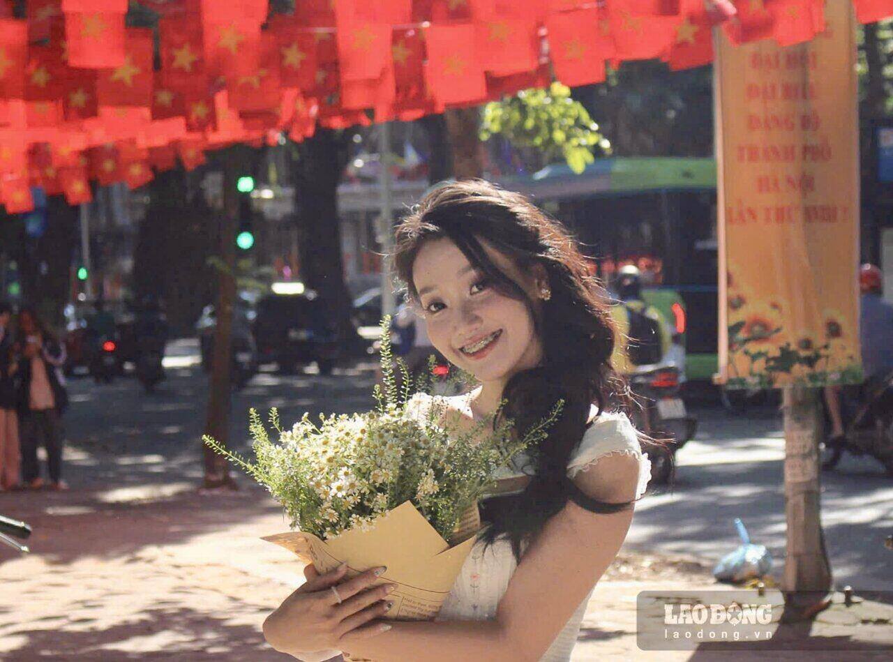 Check in Hanoi in the fall. Photo: Le Tuyen