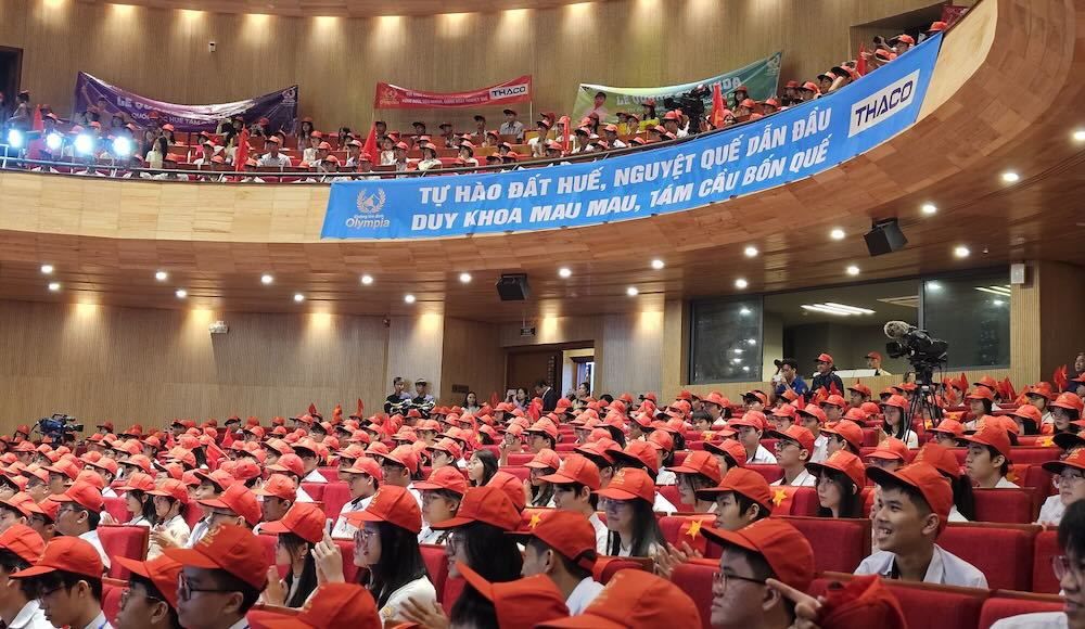 The atmosphere exploded before the G hour of the final round of Road to Olympia in Hue. Photo: Nguyen Luan