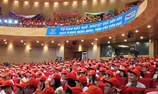Không khí bùng nổ trước giờ G chung kết Đường lên đỉnh Olympia tại Huế. Ảnh: Nguyễn Luân