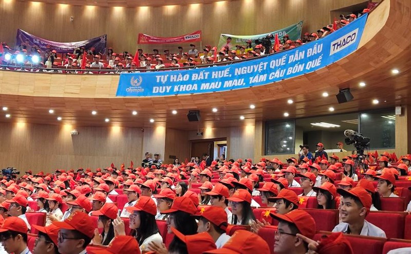 The atmosphere exploded before the G hour of the final round of Road to Olympia in Hue. Photo: Nguyen Luan