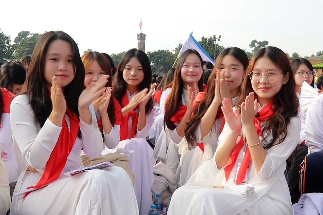 The fiery atmosphere at Hanoi's bridge point, giving Bao Khanh strength in the Olympia final