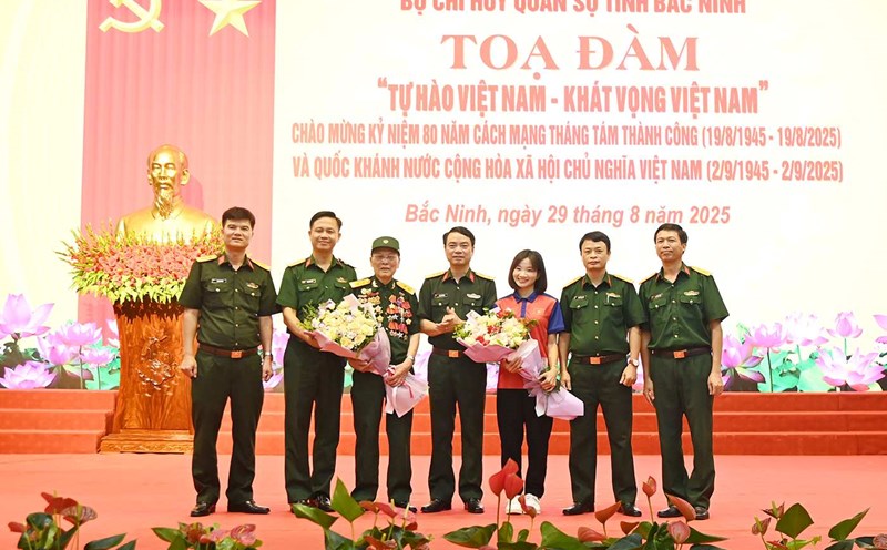 The Military Command of Bac Ninh province organized a seminar on "Pride of Vietnam - Aspiration for Vietnam" on the occasion of the 80th anniversary of the August Revolution and the National Day of the Socialist Republic of Vietnam. Photo: Linh Ngoc