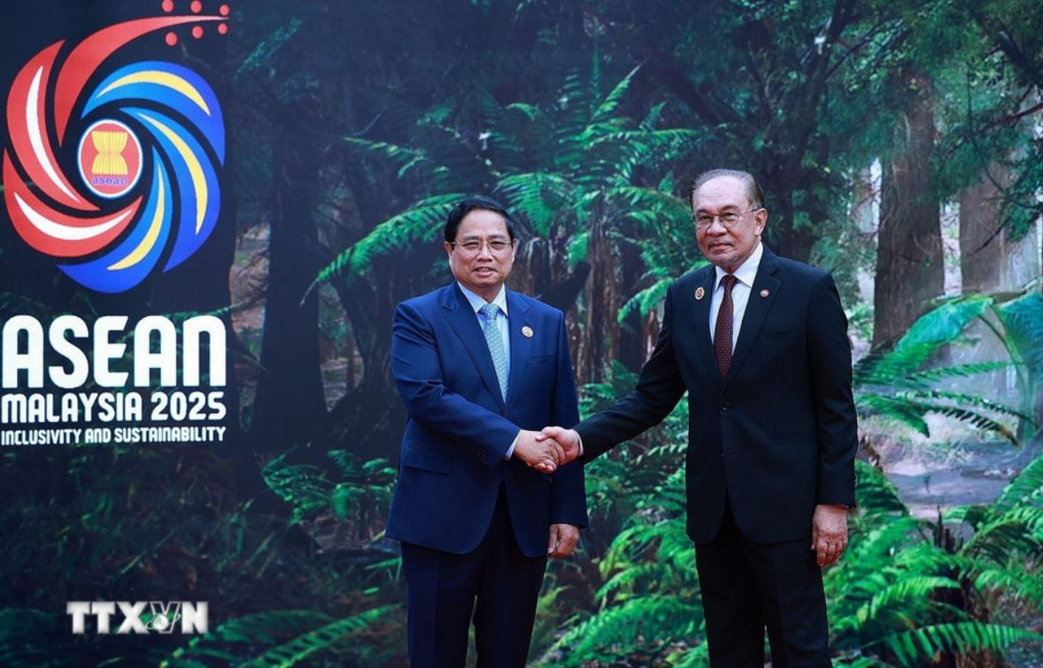 Malaysian Prime Minister Anwar Ibrahim, ASEAN Chair 2025, welcomed Politburo member and Prime Minister Pham Minh Chinh. Photo: VNA