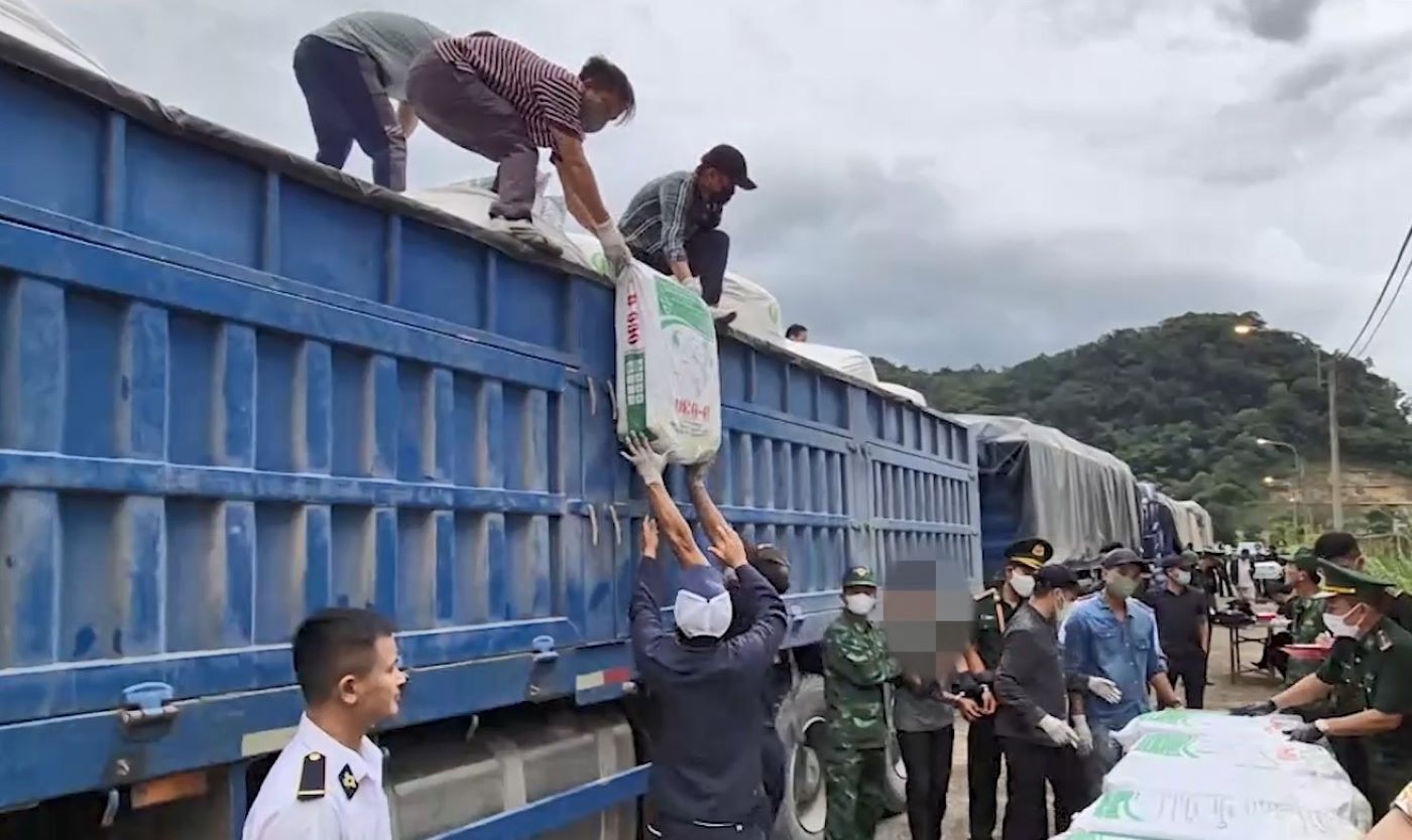 Ma tuy duoc phat hien tren 2 phuong tien bien so Lao. Anh: Bien phong Quang Tri
