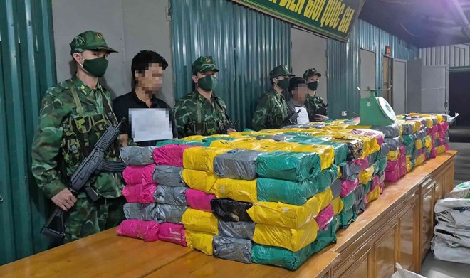 Quang Tri Border Guard arrested 2 Laotian subjects, seizing 500kg of various drugs right in the border area. Photo: Quang Tri Border Guard