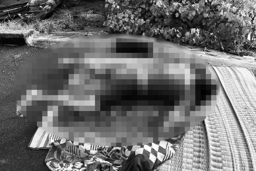 男性の遺体はゴーボイ川（ザライ市トゥイ・フック・ドン地区）に浮かんでいる人々によって発見された。写真: 警察