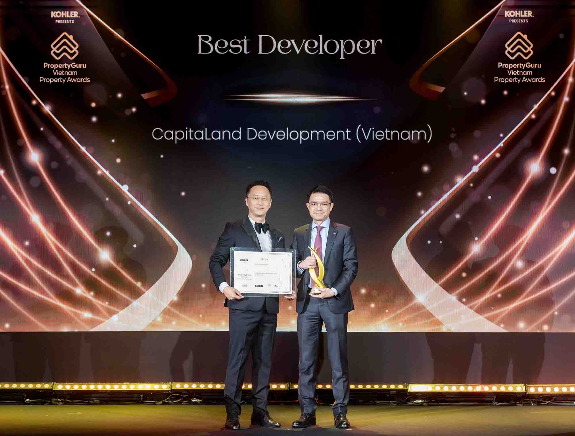Mr. Tan Wee Hsien, General Director of Vietnam and International Labor Federation, received the "Outstanding Real Estate Developer" award at VPA 2025. Photo: CapitaLand Development (CLD) Vietnam provided.