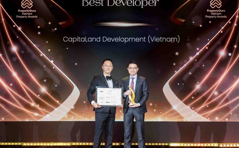 Mr. Tan Wee Hsien, General Director of Vietnam and International Labor Federation, received the "Outstanding Real Estate Developer" award at VPA 2025. Photo: CapitaLand Development (CLD) Vietnam provided.
