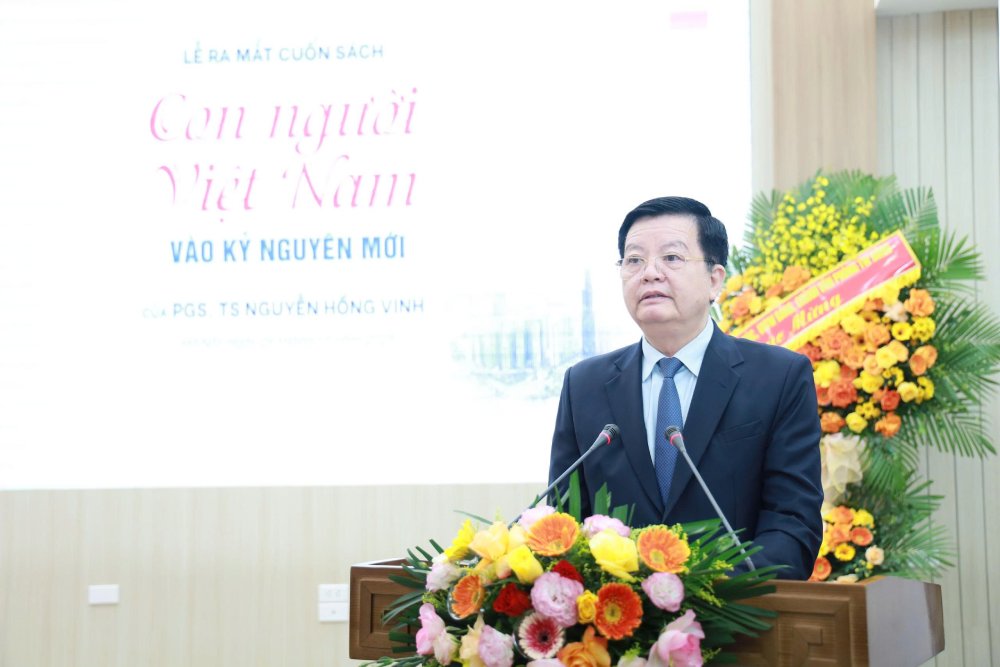 Member of the Party Central Committee, Deputy Prime Minister Mai Van Chinh spoke at the launching ceremony of the book "Vietnamese people in the new era". Photo: Tran Vuong