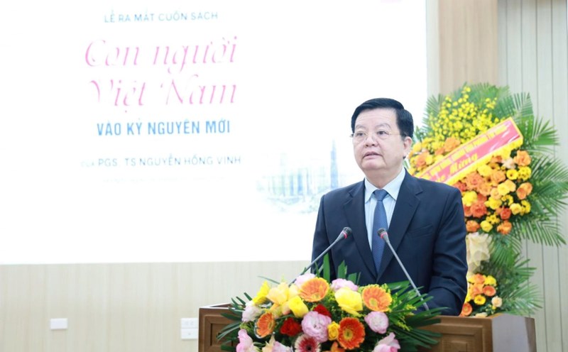 Member of the Party Central Committee, Deputy Prime Minister Mai Van Chinh spoke at the launching ceremony of the book "Vietnamese people in the new era". Photo: Tran Vuong