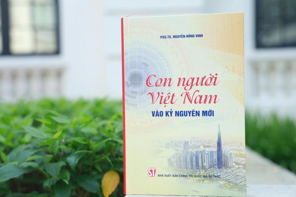 Cuon sach “Con nguoi Viet Nam vao ky nguyen moi” cua PGS.TS Nguyen Hong Vinh. Anh: Tran Vuong