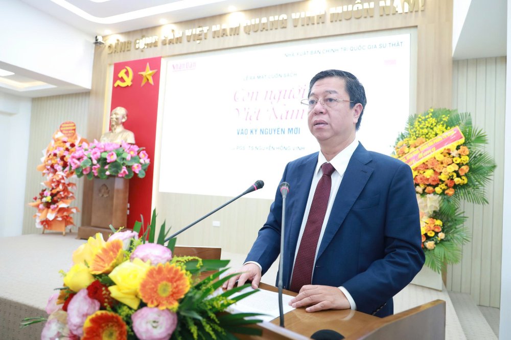 PGS.TS Vu Trong Lam - Giam doc, Tong Bien tap Nha xuat ban Chinh tri quoc gia Su that. Anh: Tran Vuong