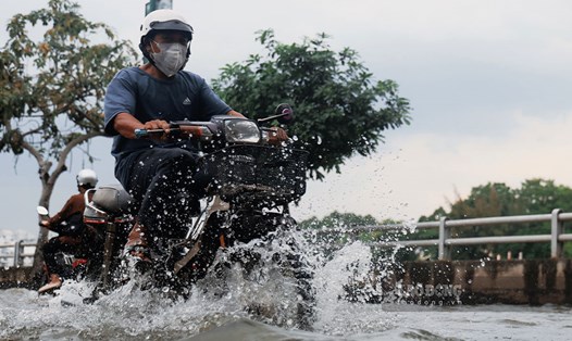 Khu vực Nam Bộ có mưa dông kèm triều cường. Ảnh: Việt Anh