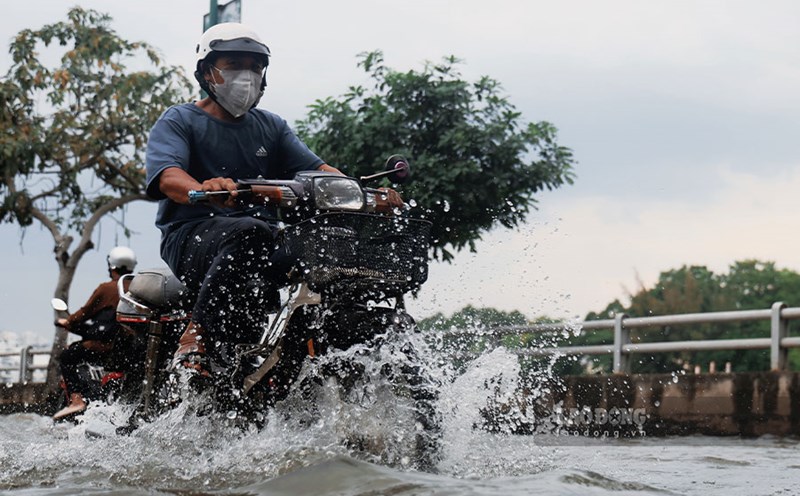 The Southern region will have thunderstorms with high tides. Photo: Viet Anh