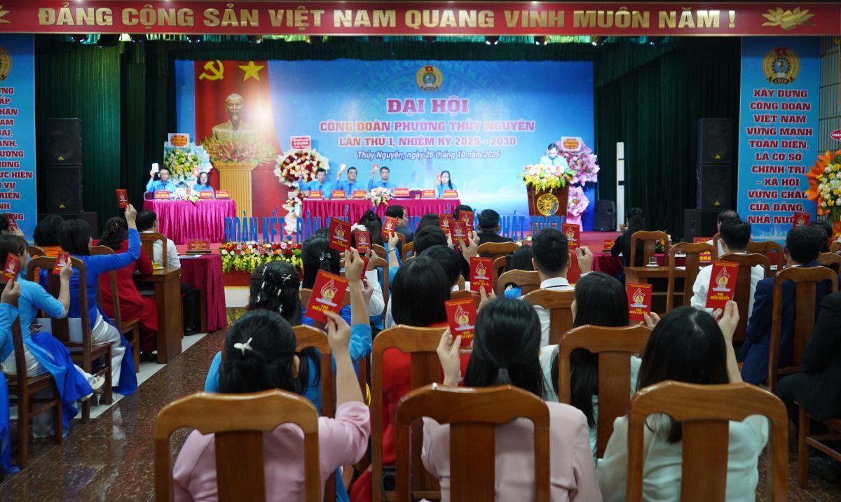 Cac dai bieu thong qua noi dung Dai hoi. Ảnh: Mai Dung