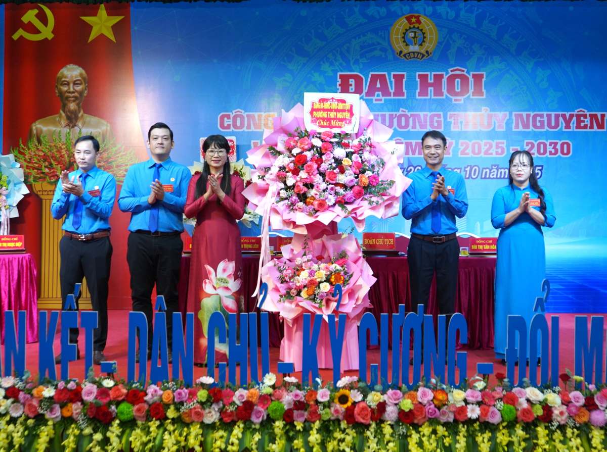 Lanh dao LDLD TP Hai Phong va phuong Thuy Nguyen tang hoa chuc mung Dai hoi. Ảnh: Mai Dung