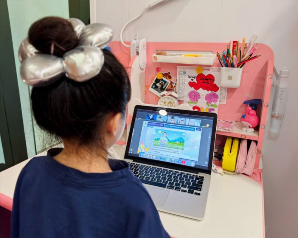 Parents should create opportunities for children to learn and play while learning foreign languages. Photo: Thanh Mai