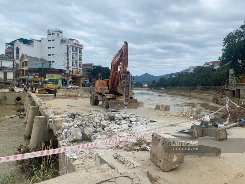 Pha do cau ngam Song Hien. Anh: Tan Van