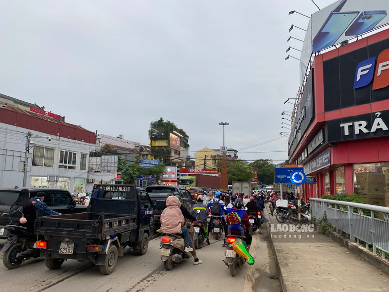 Do mot cung duong khong the di chuyen nen cac khi vuc giao nhau nhu duong tron gan ben xe cu tinh Cao Bang, cau Bang Giang, cau Song Hien deu un tac. Anh: Tan Van