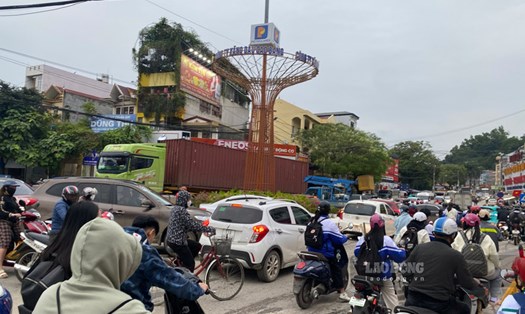 Giao thông tại khu vực trung tâm tỉnh Cao Băng ùn tắc cục bộ trong những ngày phá dỡ cầu ngầm Sông Hiến. Ảnh: Tân Văn