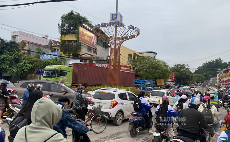 Traffic in the central area of Cao Bang province was partially congested during the days of the demolition of the Hien River underpass. Photo: Tan Van