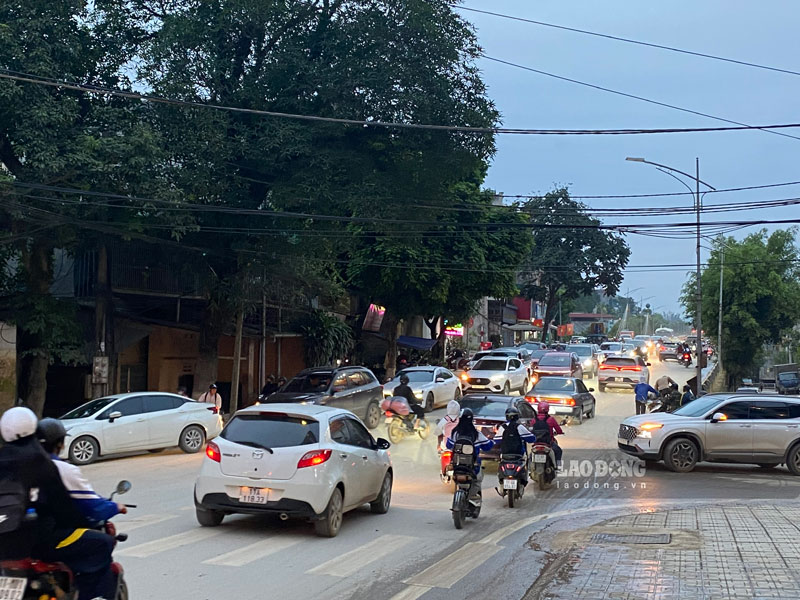 Dong phuong tien di chuyen kho khan. Anh: Tan Van