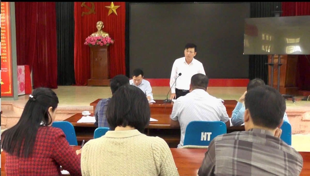 La commune de Kién Minh tient une reunion pour mettre en œuvre un plan de sauvetage et de recuperation des terres. Photo : Bureau d'information de la commune de Kién Minh Hai Phong