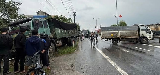 A series of collisions between 3 cars on National Highway 1 through Quang Tri province. Photo: Thanh Tu