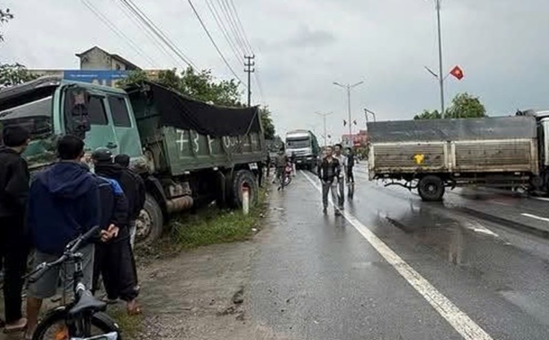 A series of collisions between 3 cars on National Highway 1 through Quang Tri province. Photo: Thanh Tu