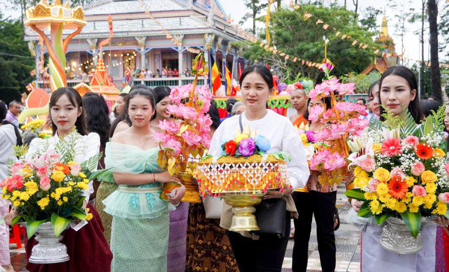 Ve vat pham dang len Le nay, ngoai nhung le vat truyen thong nhu ao ca sa (vat pham quan trong nhat trong Le de tuong nho ve nghi thuc do Phat che), binh bat de su sai khat thuc, tap, viet,... con co cac vat dung sinh hoat, do dung hang ngay can thiet khac trong chua nhu: thuoc men, thuc pham,... de to long tri an va bay to su chia se kho khan doi voi nguoi xuat gia. Cac Phat tu chuan bi le vat cung duong rat trang trong, dang le len dau de to long thanh kinh doi voi Tam Bao va cung duong chu tang.
