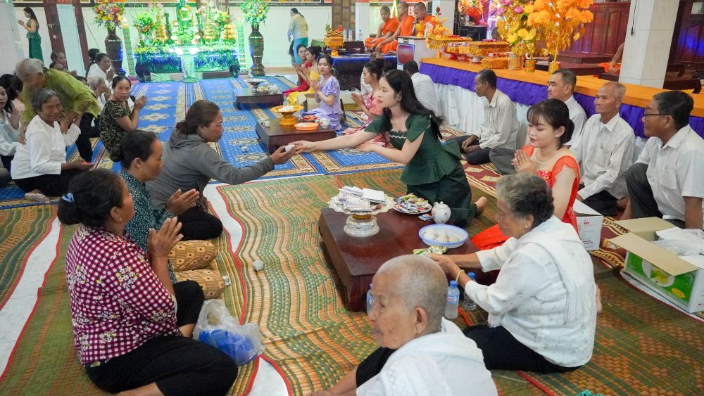 Thong thuong Le dang Y Kathina duoc dien ra trong 02 ngay. Ngay thu nhat, cac gia dinh to chuc cho cac doan phat tu (gom doi mua trong sa dam, cac chu khi Hanuman, cac chu deo hinh nom ong dia hoac mot vi than nao do trong truyen thuyet, cac chu ngua,....) di quyen gop tinh tai gom dang bong bac (dang cung cay bong hoa co kem theo tien, goi la cay tien hoac dang cung cay la vang, la bac) de mua cac vat dung dang den chu tang. Su dong gop moi gia dinh, moi nguoi la khong bat buoc, tuy vao long hao tam. Sau do ho thinh chu tang den de tung kinh va cau an cho gia chu va cu dan trong phum, soc.